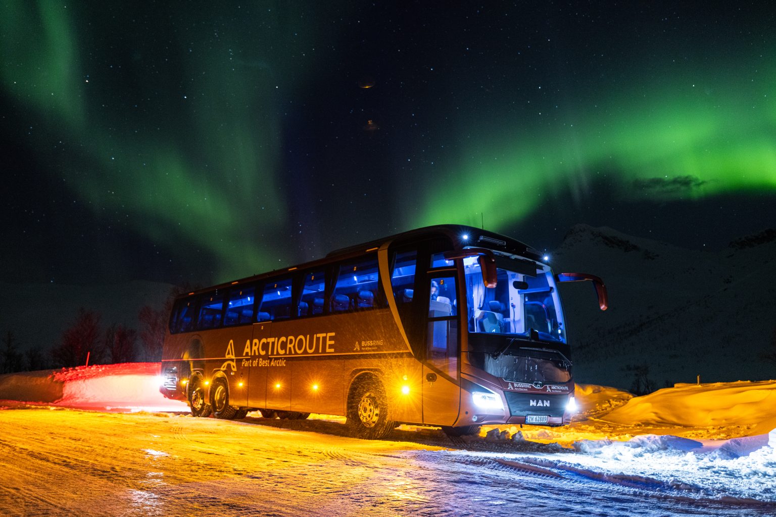 Arctic Route-buss fra Bussring under nordlyset