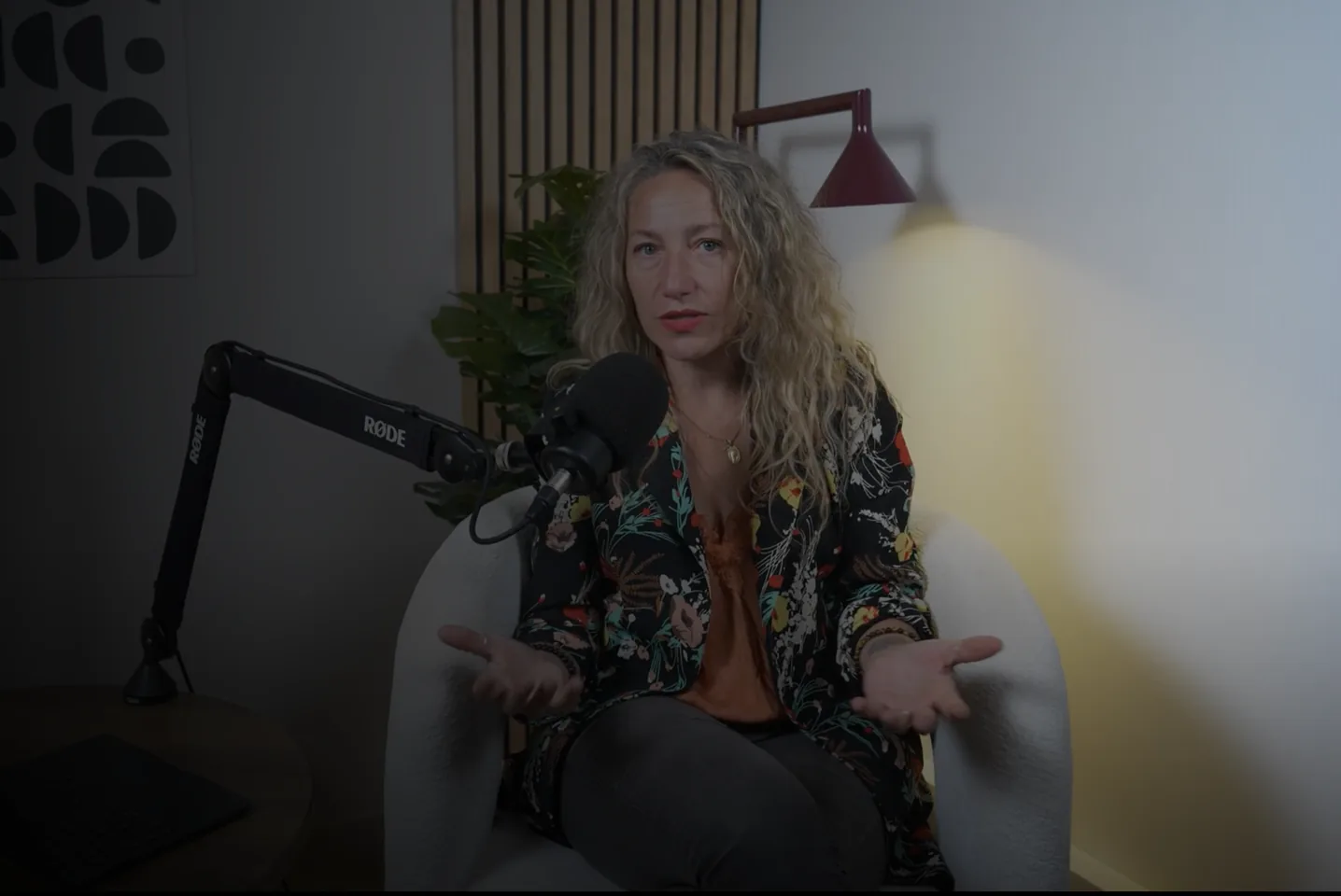 Atelier à la une : Mélanie, coach Agentova, parle face caméra au micro dans son studio