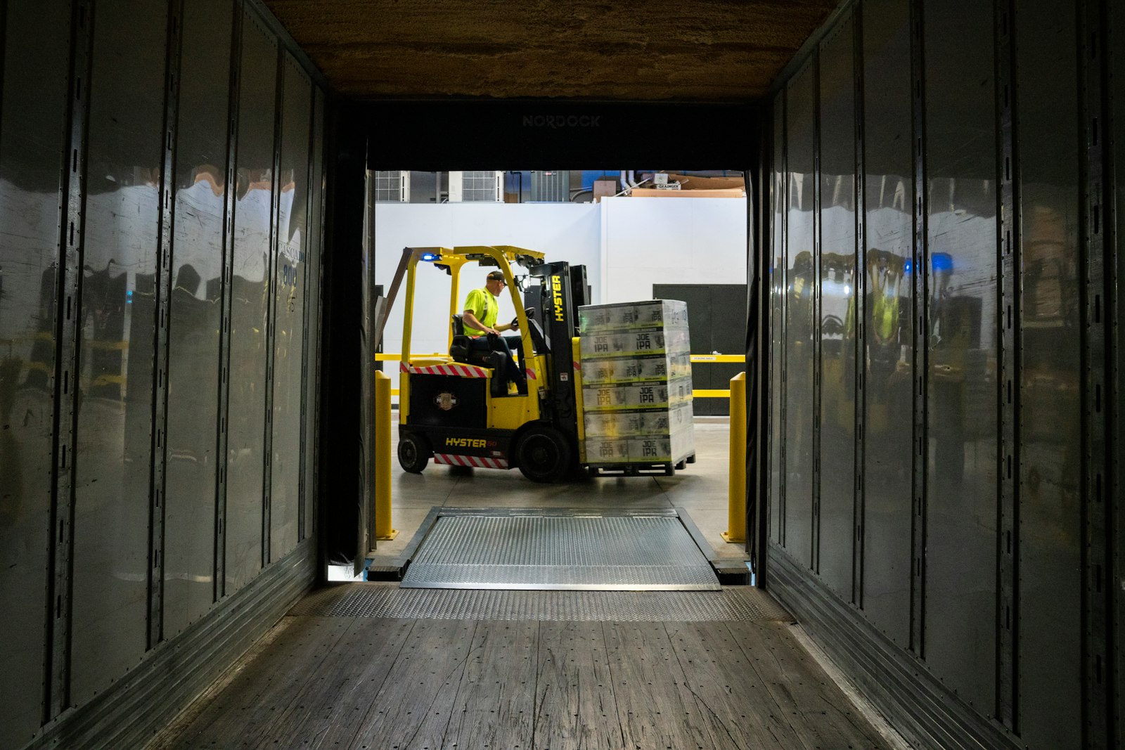 Cariste en entrepôt logistique