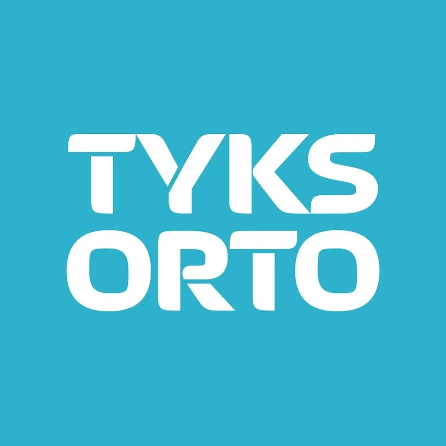 Turkoosilla pohjalla on valkoinen teksti tyksorto.