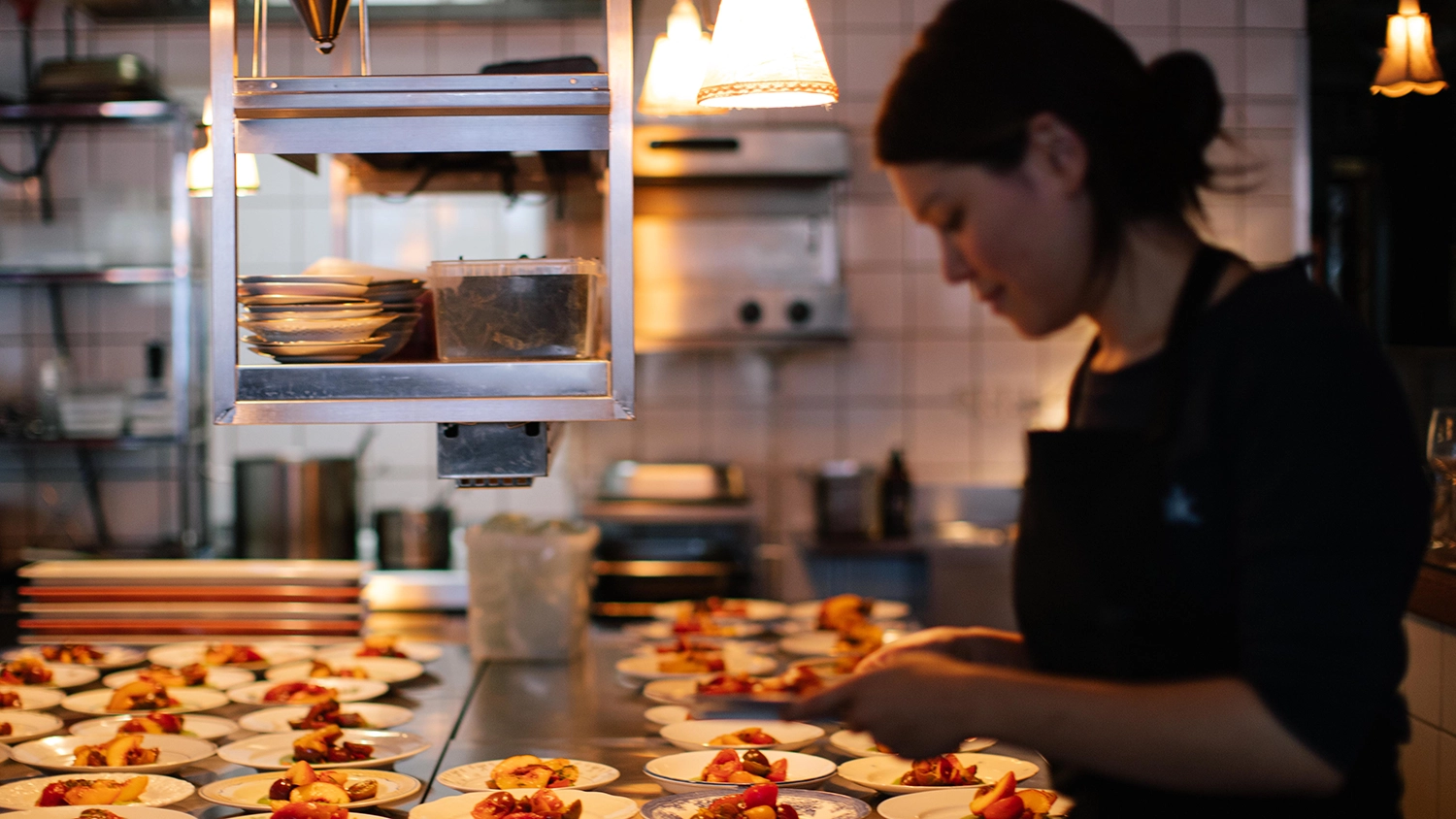 Michaela Frank bereitet in der Küche das Catering vor.