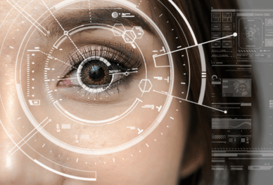 Nahaufnahme eines menschlichen Auges mit überlagerten digitalen Grafiken und Daten, die Augentechnologie und biometrische Identifikation symbolisieren.