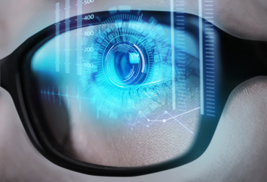 Nahaufnahme eines Auges hinter einer Brille mit digitalen, holografischen Daten- und Technologieanzeigen, die futuristische Augenerkennung oder biometrische Technologie symbolisieren.