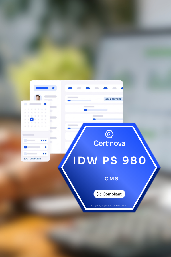 Zertifizierungsabzeichen von Certinova mit dem Text 'IDW PS 980 Aufbau vs Funktion' und einem Häkchensymbol mit der Aufschrift 'Compliant', um Compliance anzuzeigen, vor einem unscharfen Hintergrund mit zwei digitalen Benutzeroberflächen, die Compliance-Stati wie 'SOC 1 Compliant' und 'SOC 2 Certified' anzeigen.