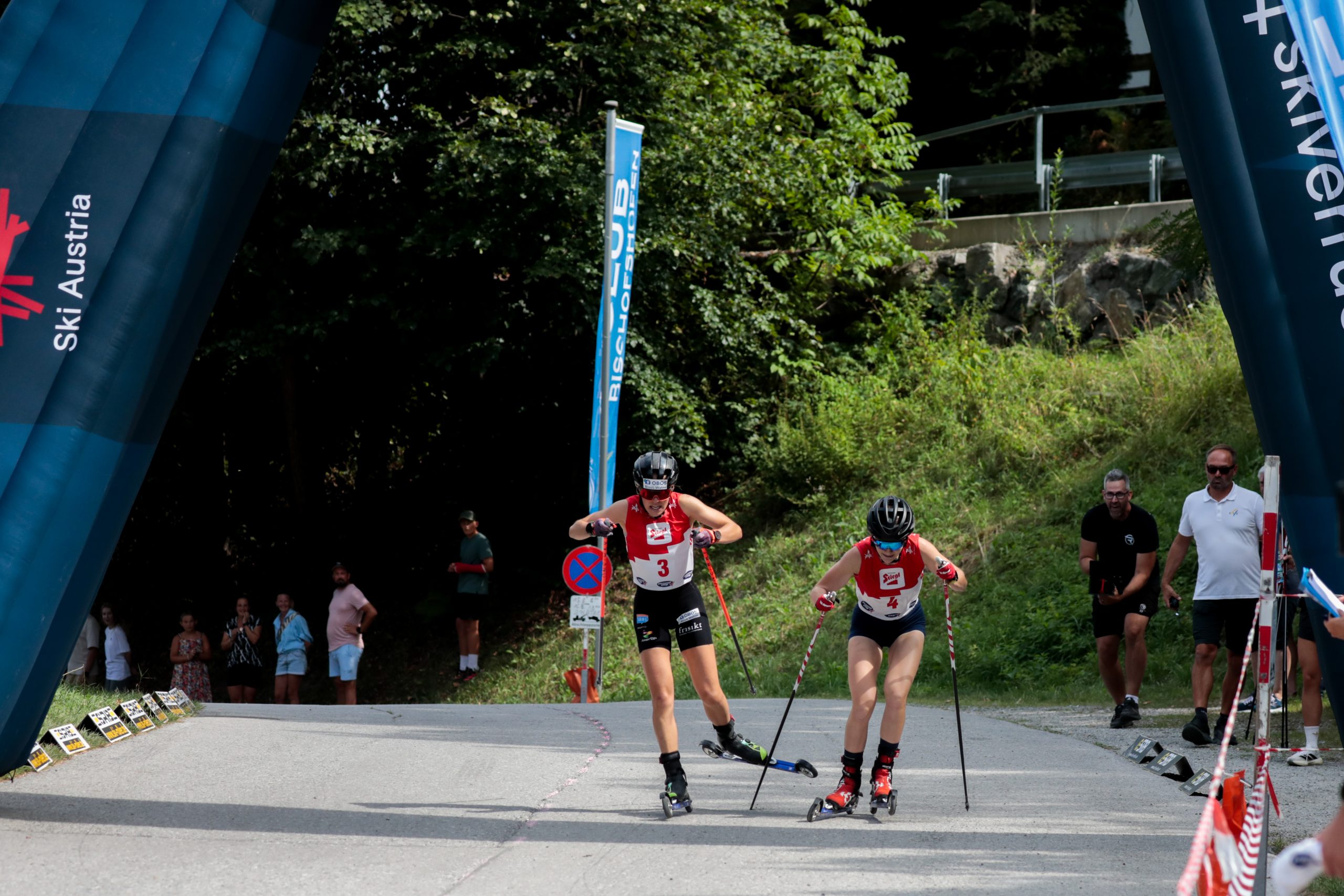 Ema Volavšek in Ida Marie Hagen v boju do zadnjega metra, foto: Nordic Focus