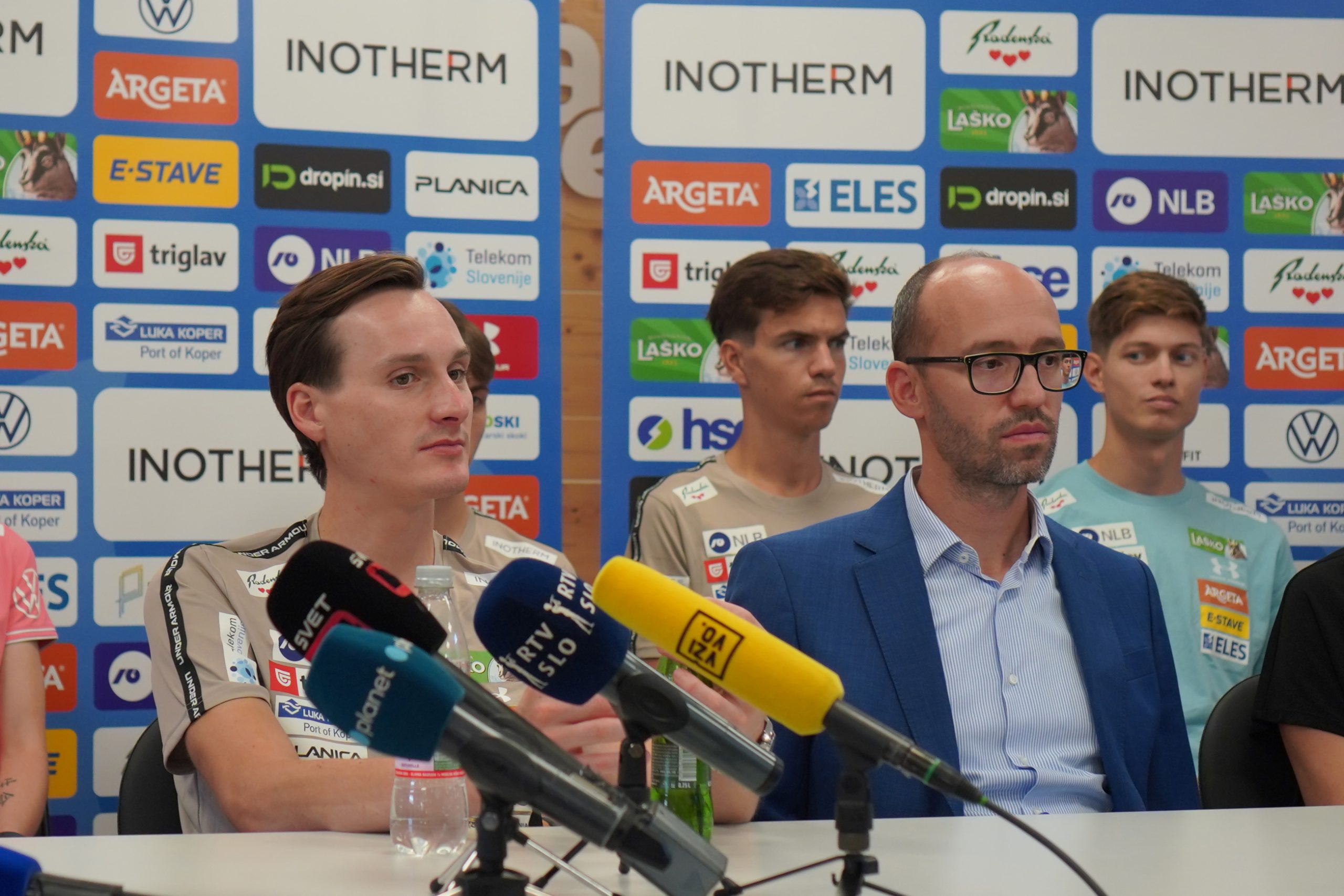 Domen Prevc v družbi predsednika SZS, Luke Steinerja, foto: SloSki
