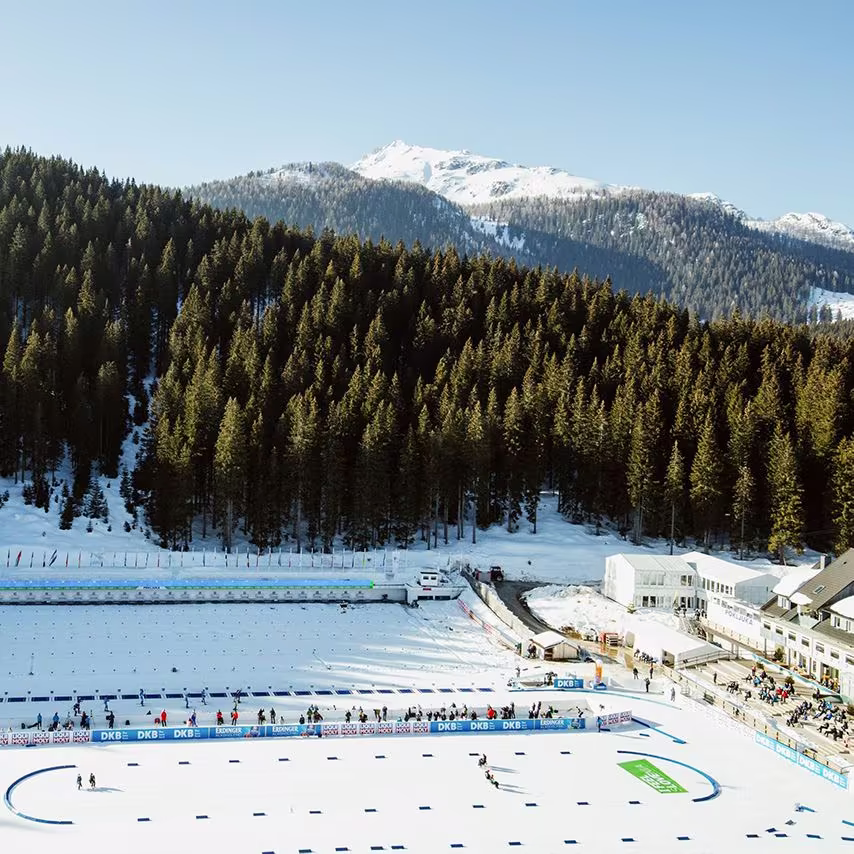 Biatlonski stadion na Pokljuki z zasneženo progo in strelišči