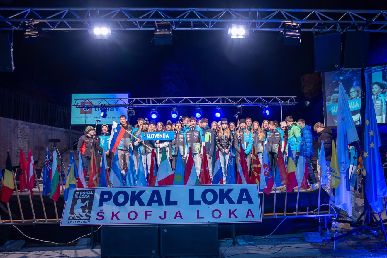 Pokal Loka prejel zlati grb mesta Škofja Loka.