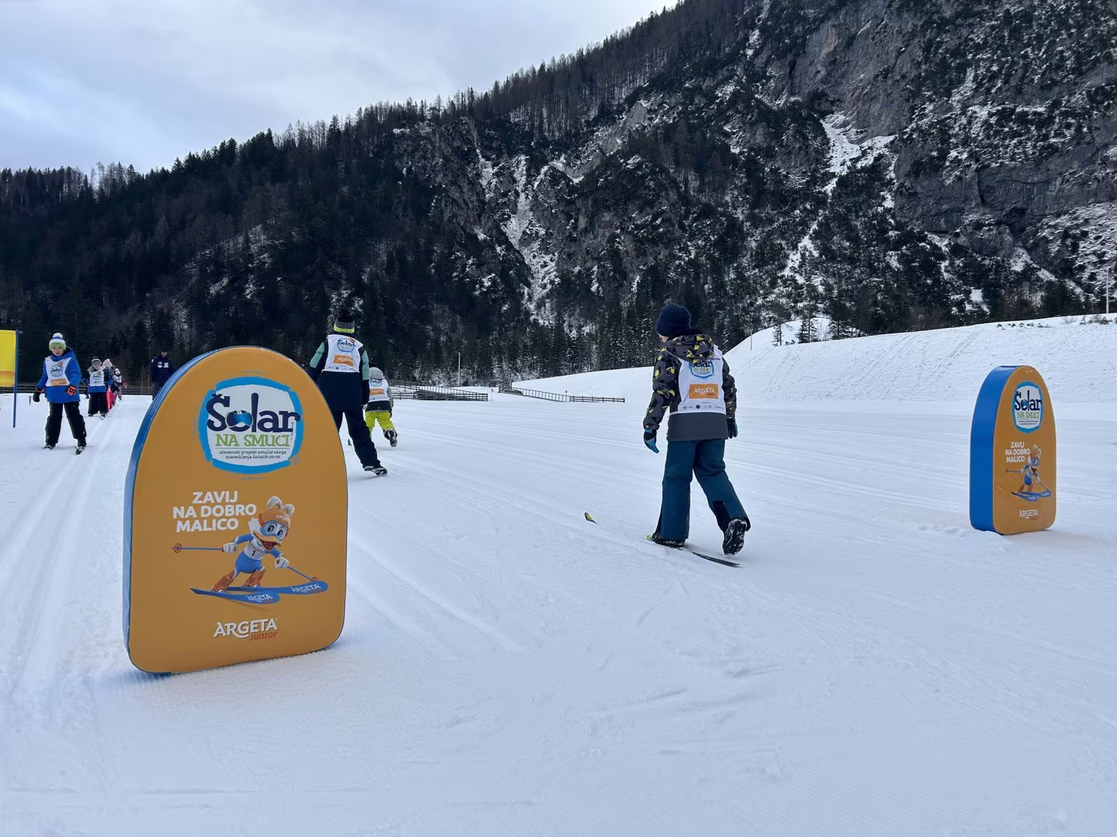 Otroci na tekaški progi pod gorami