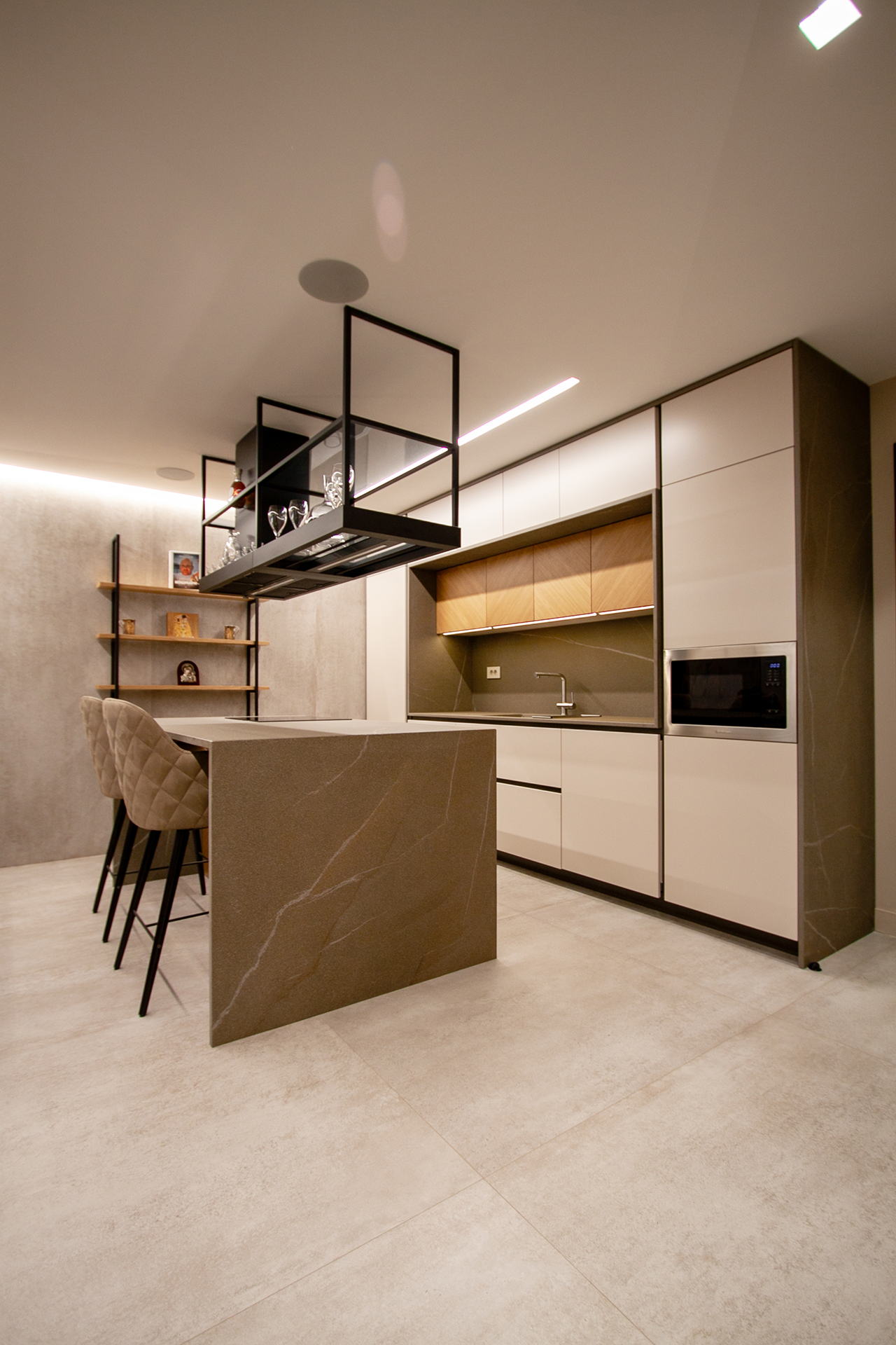 Kosanin Dol Apartament — kitchen run and island