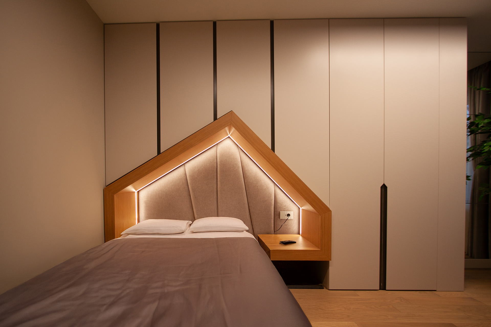 Kosanin Dol Apartament — principal bedroom and headboard