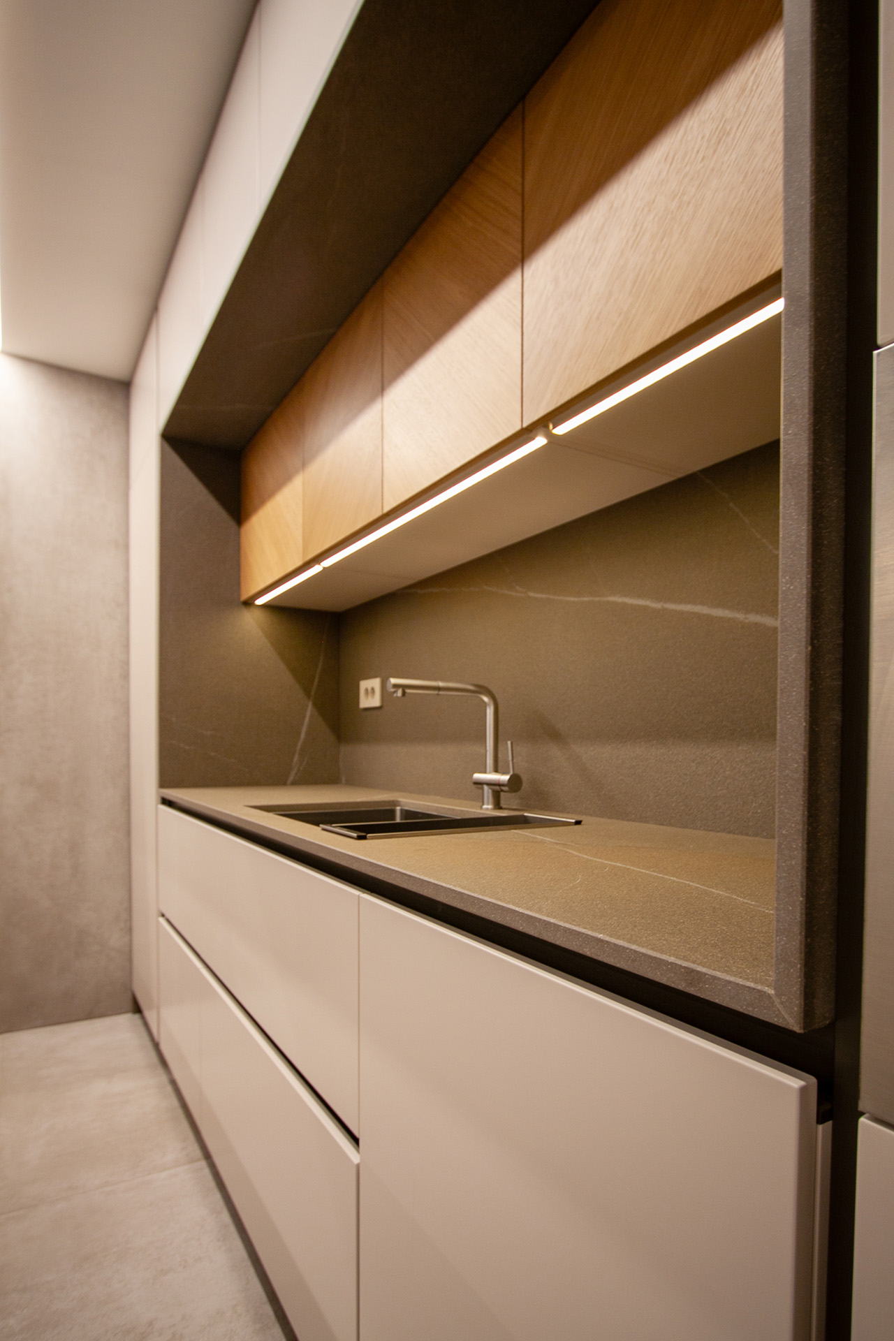 Kosanin Dol Apartament — worktop and upper cabinets