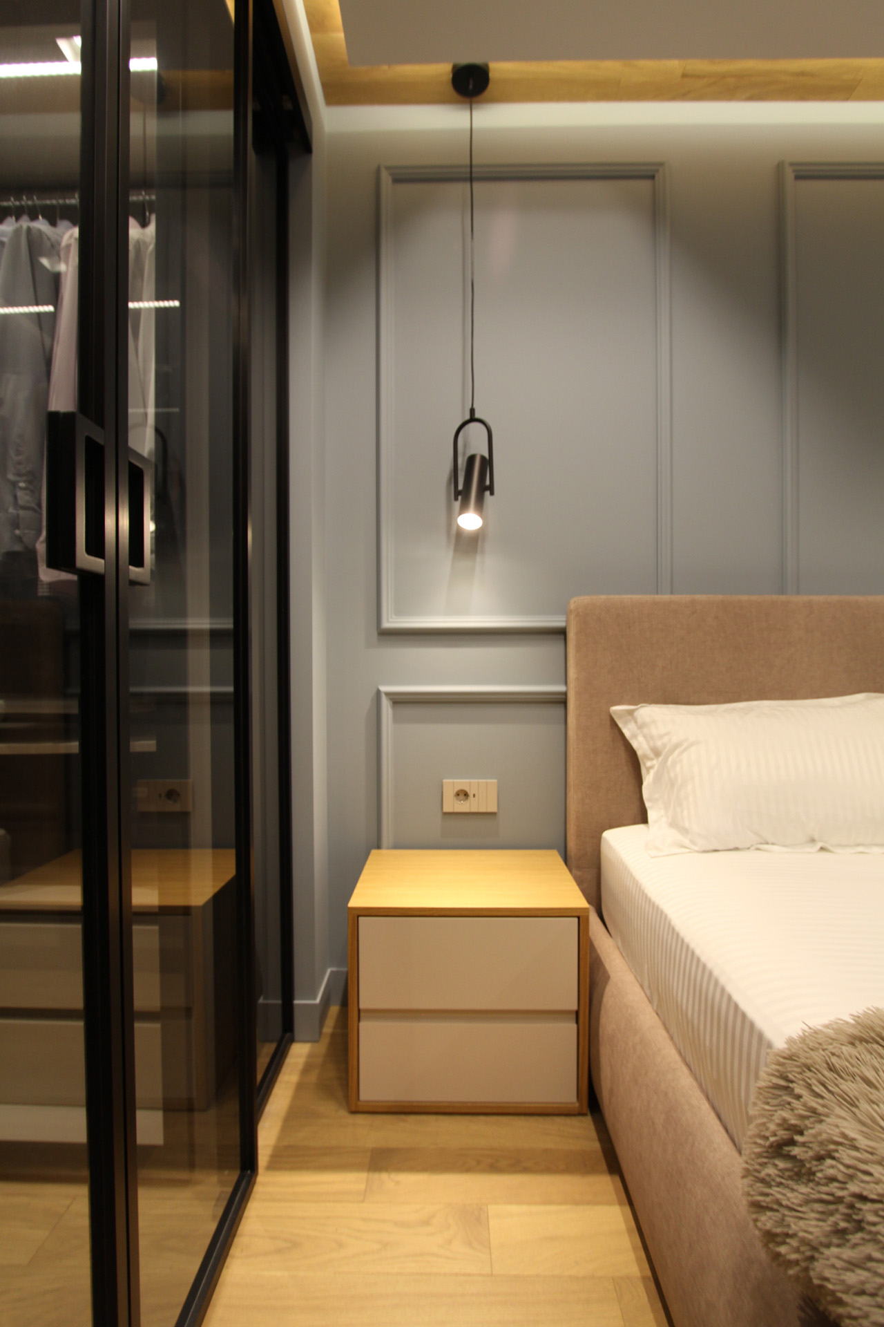 Kosanin Dol Apartament — bedroom behind the glazed screen