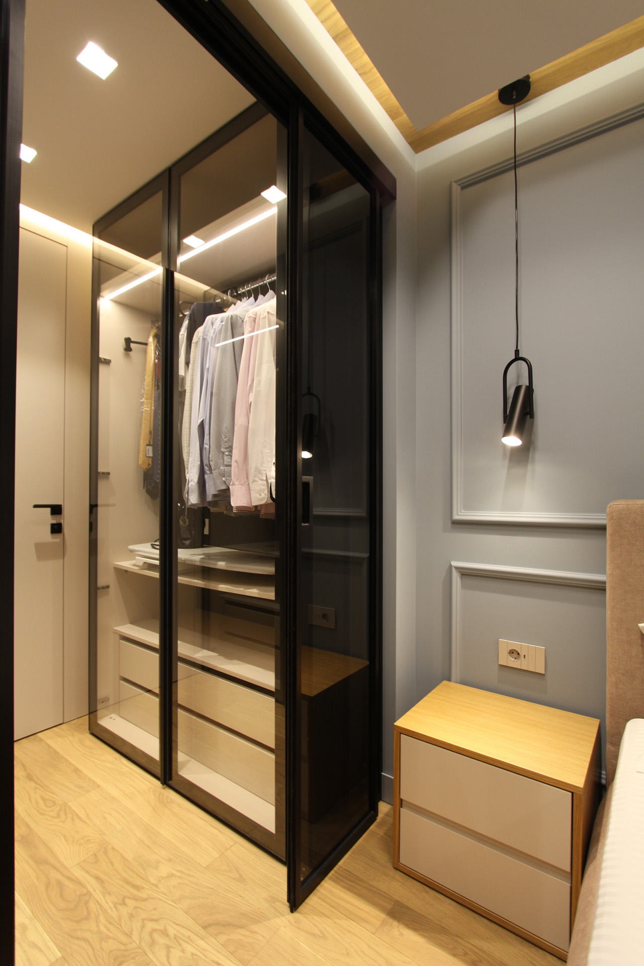 Kosanin Dol Apartament — glazed wardrobe