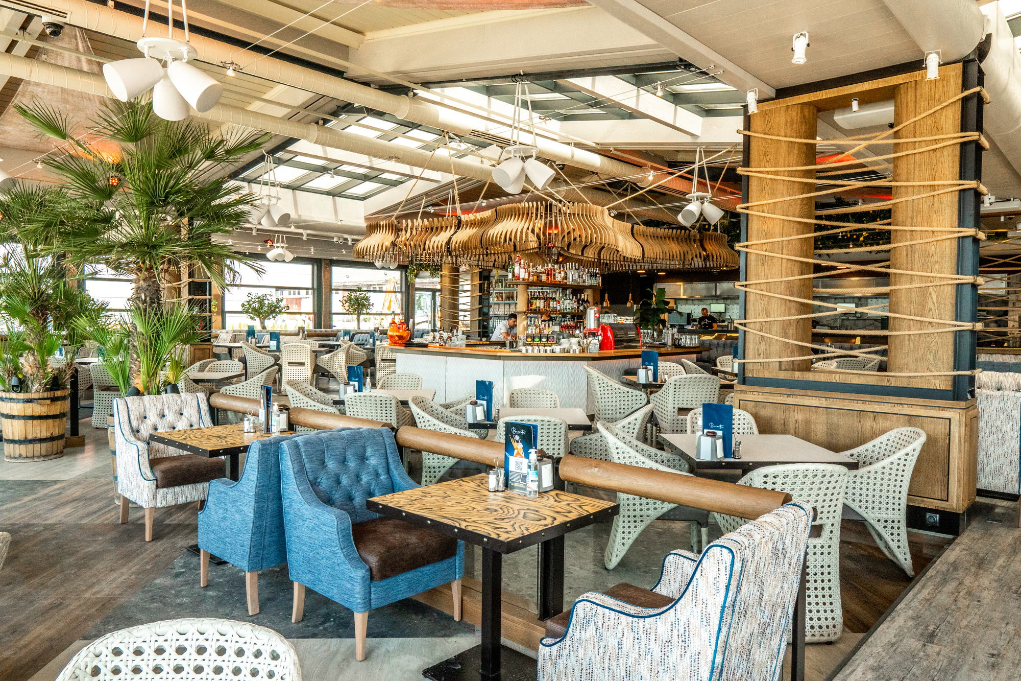 Restorant Burrata Harbour — dining room and banquette seating