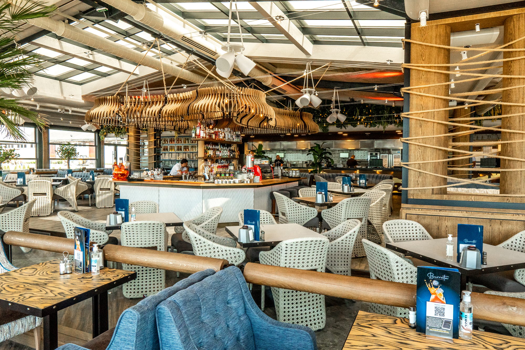 Restorant Burrata Harbour — tables towards the bar