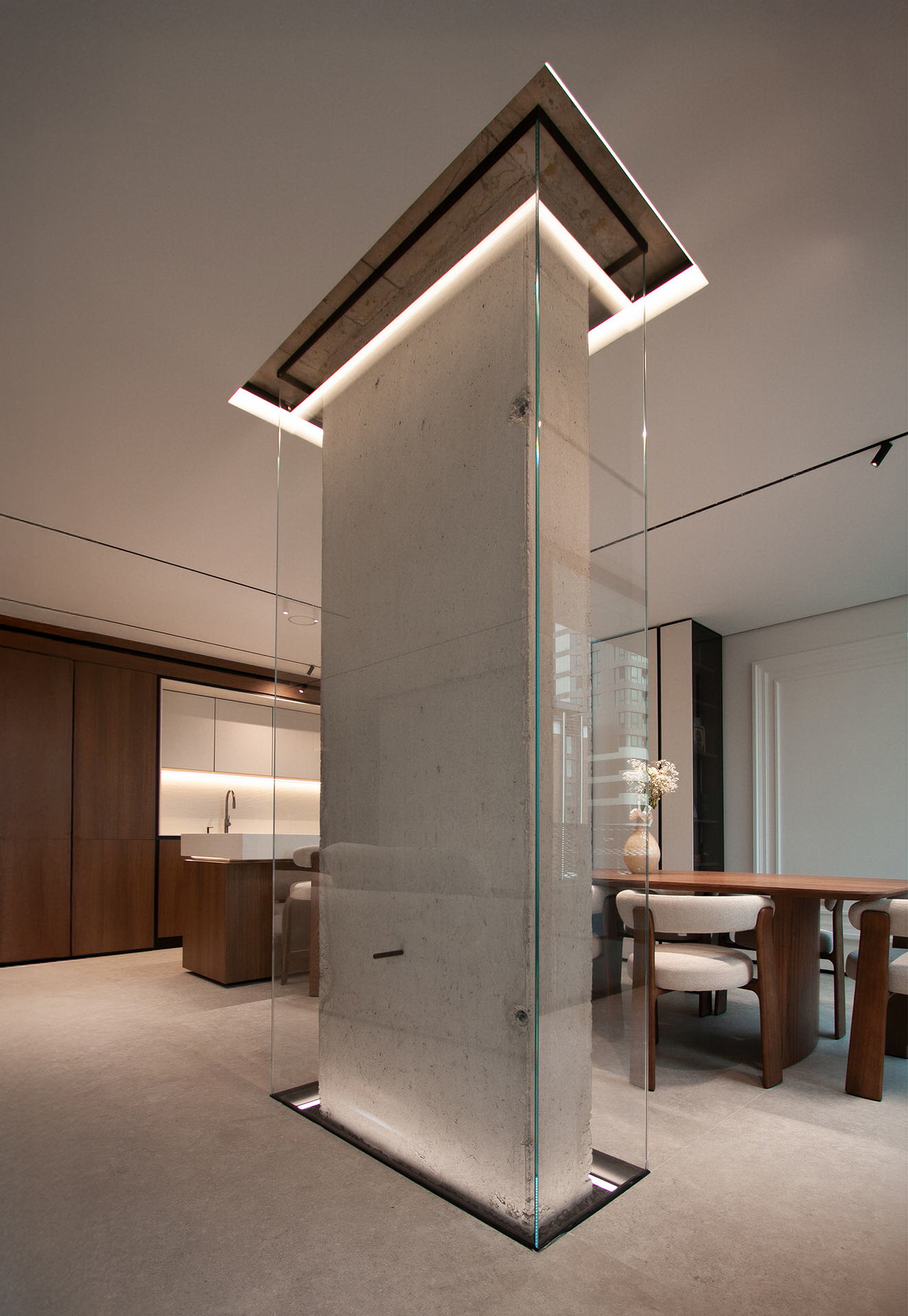 RUH A43 — glazed partition and dining table