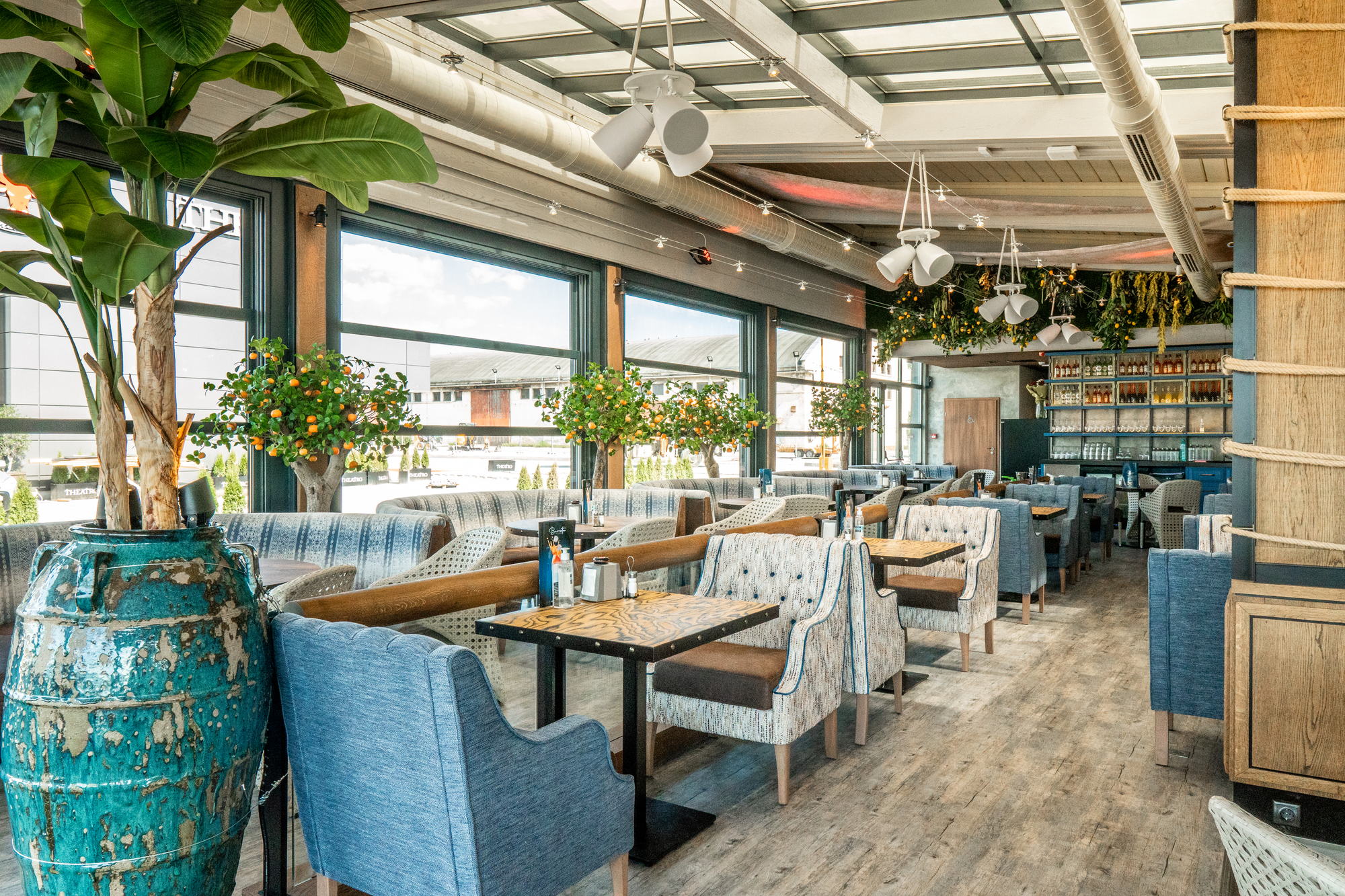Restorant Burrata Harbour — window seating along the glazed wall