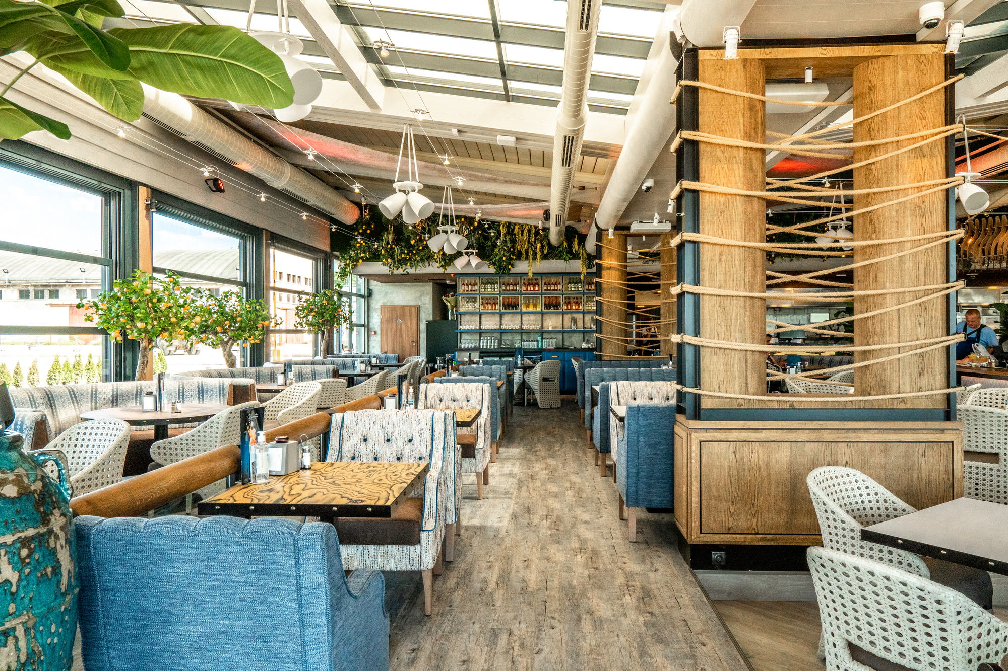 Restorant Burrata Harbour — booth seating and the timber column