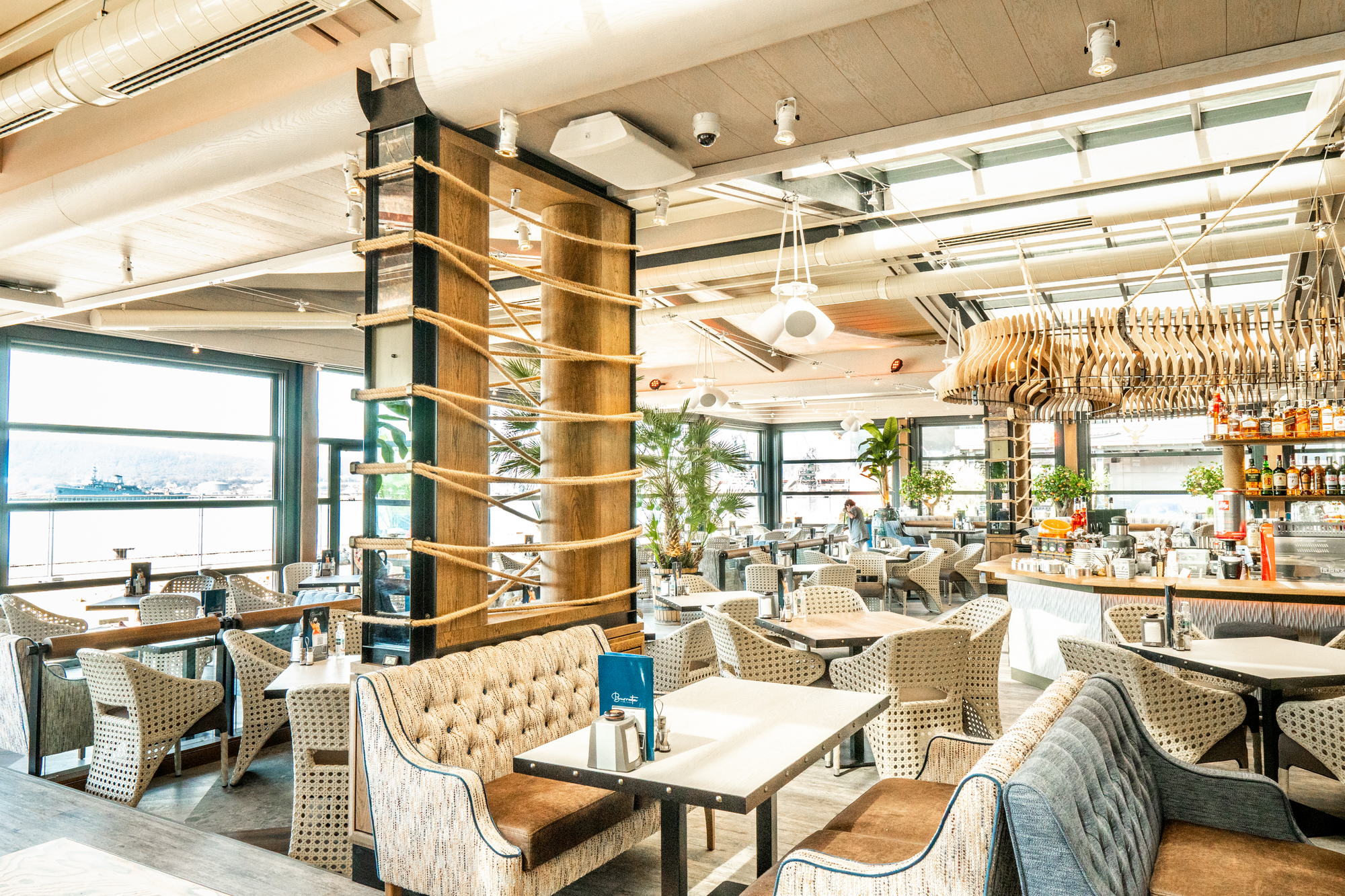 Restorant Burrata Harbour — dining room from the entrance