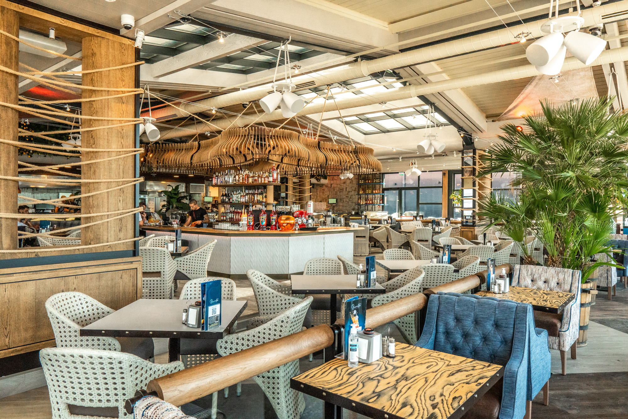 Restorant Burrata Harbour — seating and planting along the window