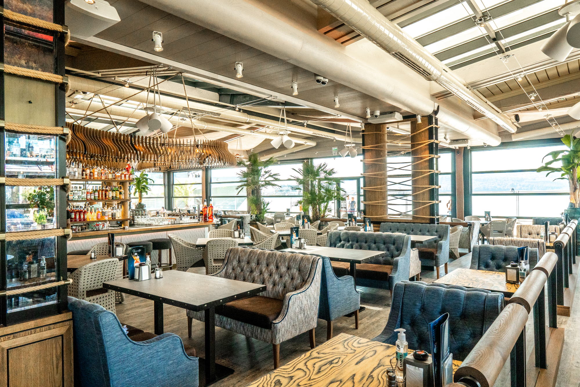 Restorant Burrata Harbour — banquettes facing the water