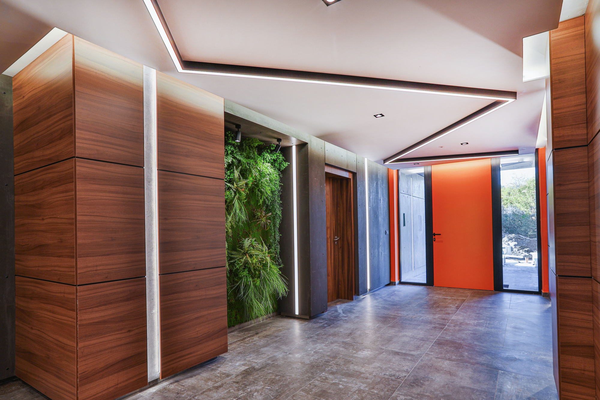 RUhouse — foyer towards the entrance door