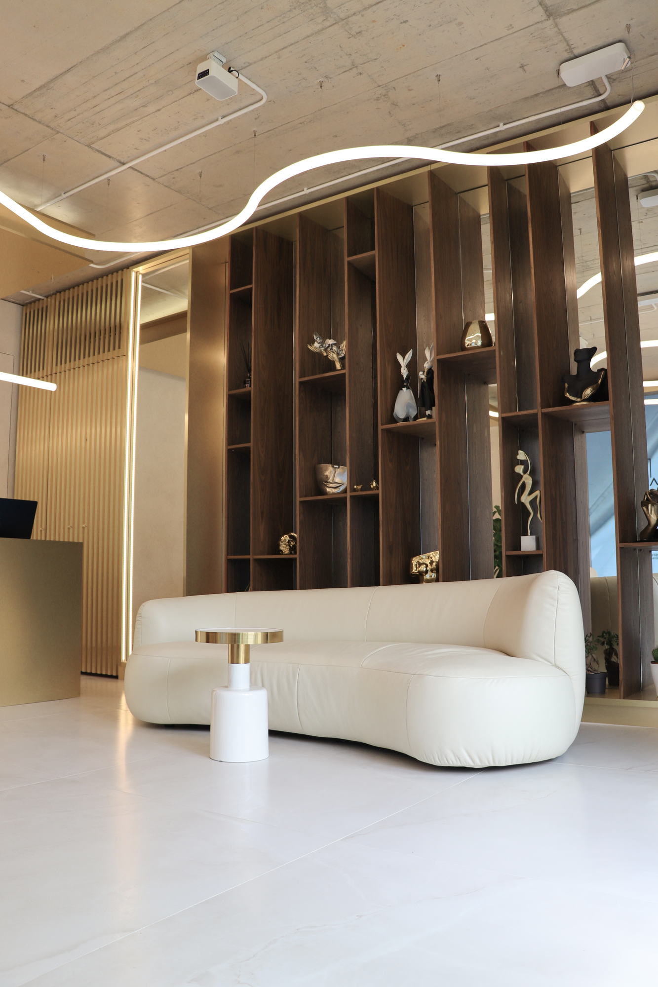 VDERM — display wall and seating