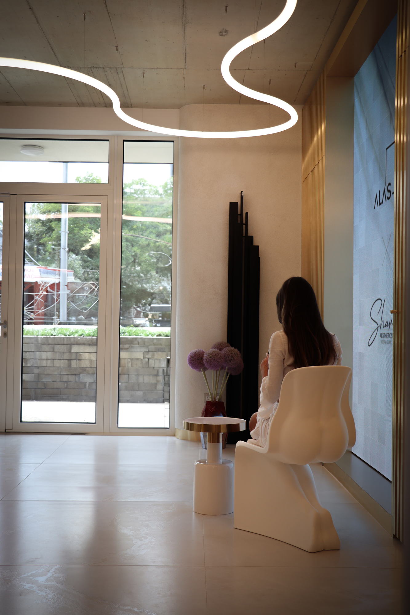 VDERM — seating by the entrance glazing
