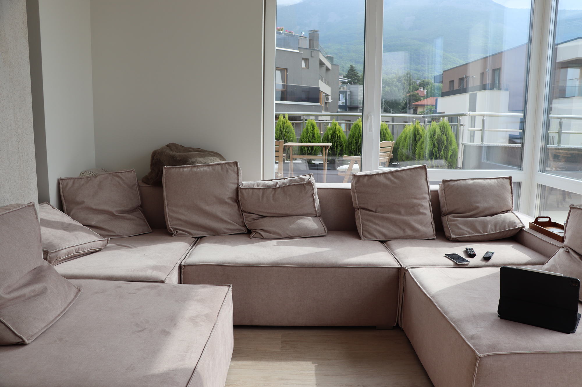 Vistagardens II — sofa beneath the window