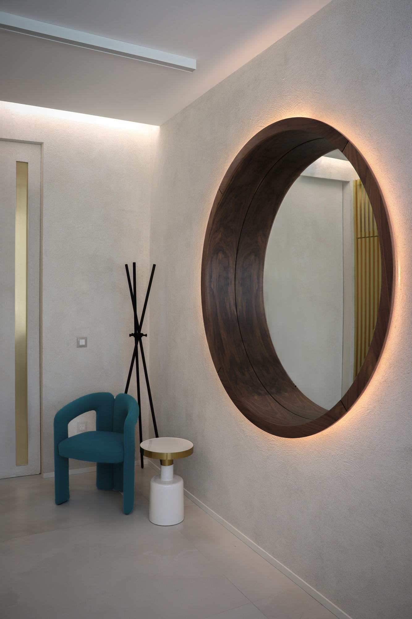 VDERM — round mirror in the lobby