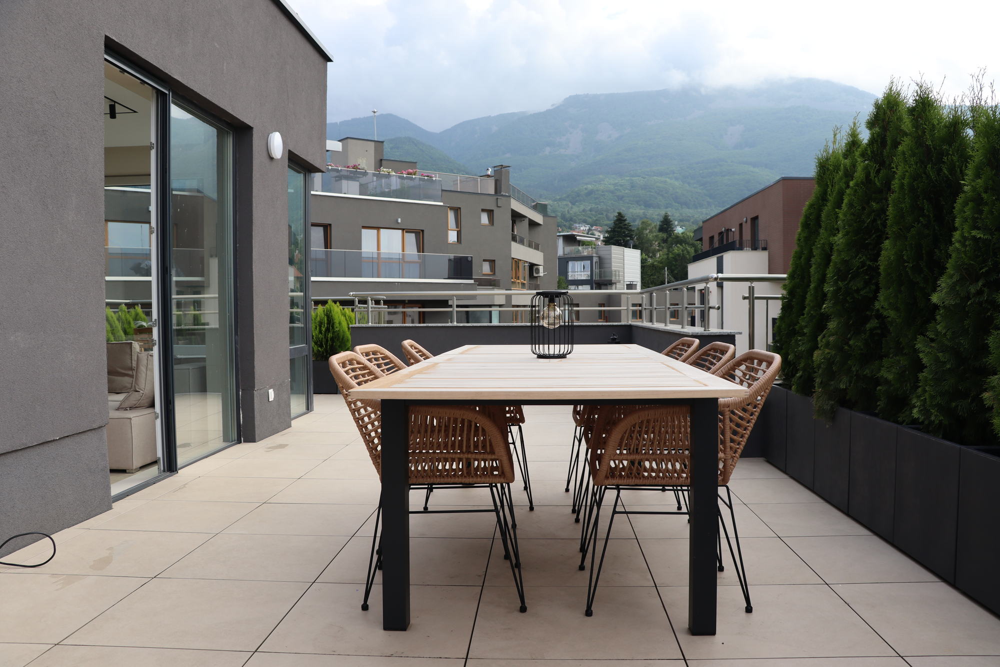 Vistagardens II — terrace table with the mountains beyond