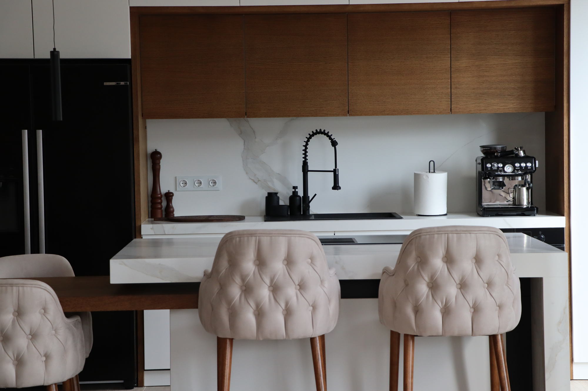Vistagardens II — breakfast stools at the island