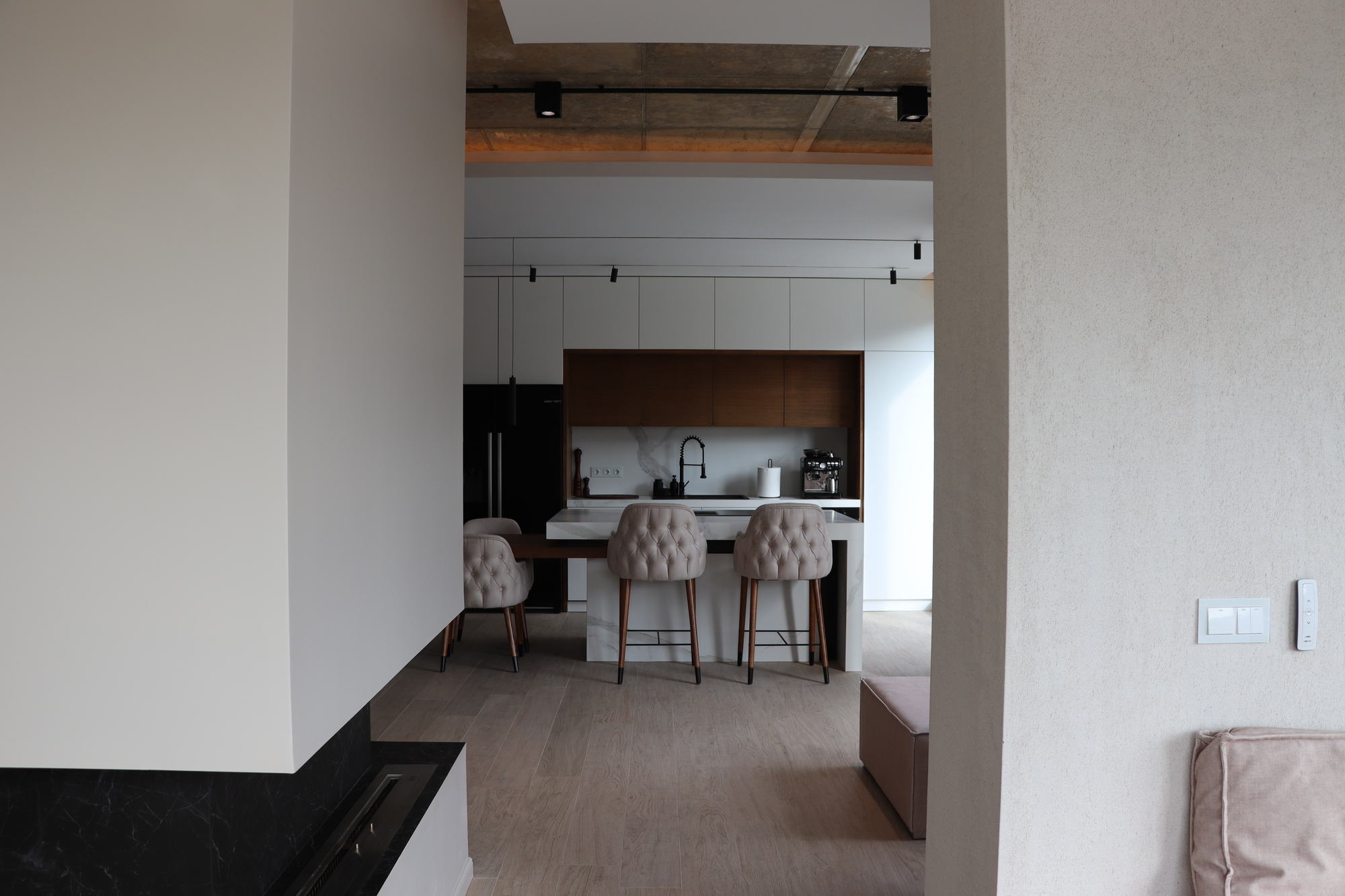 Vistagardens II — living room towards the kitchen
