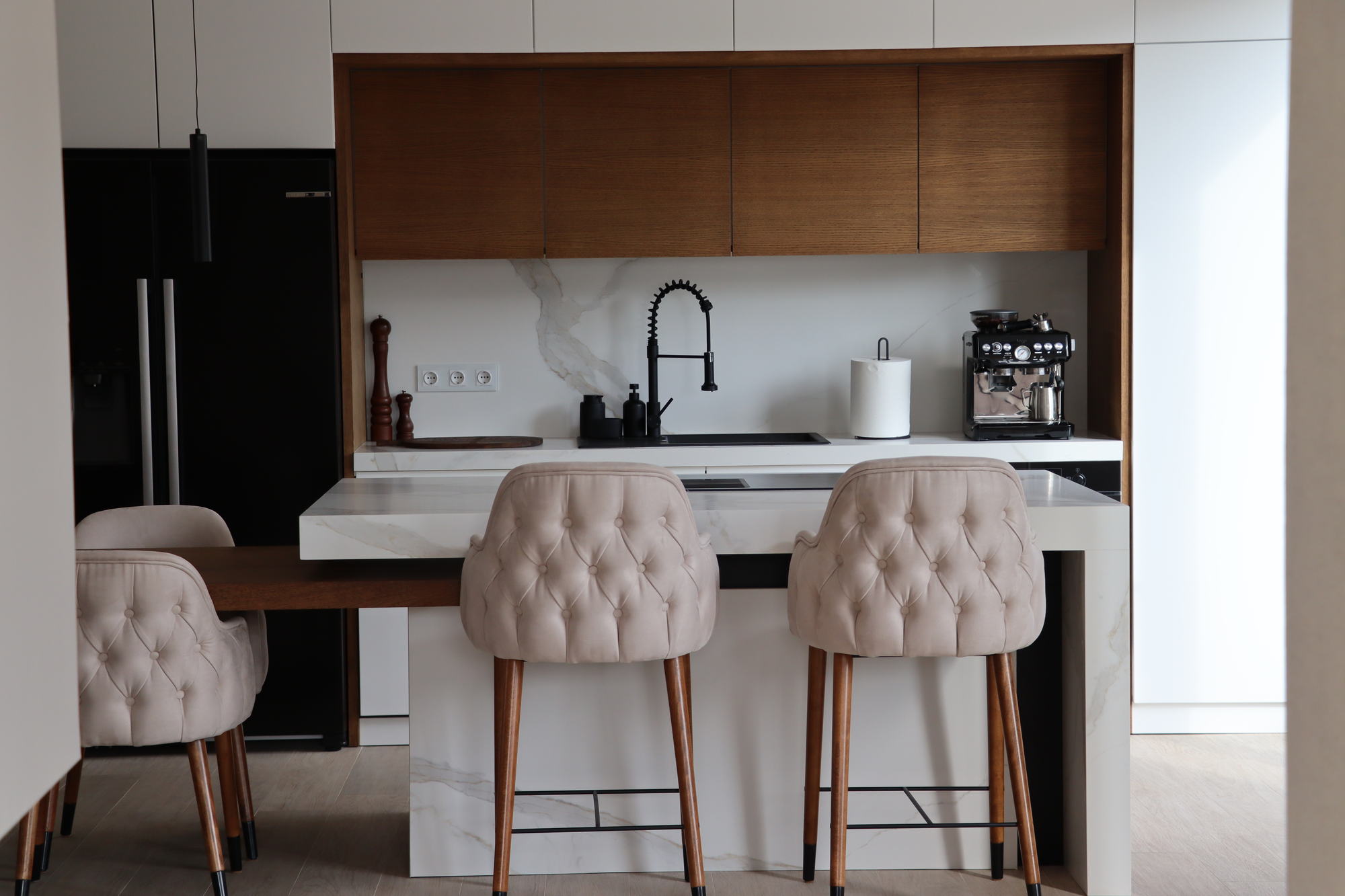 Vistagardens II — kitchen and breakfast bar