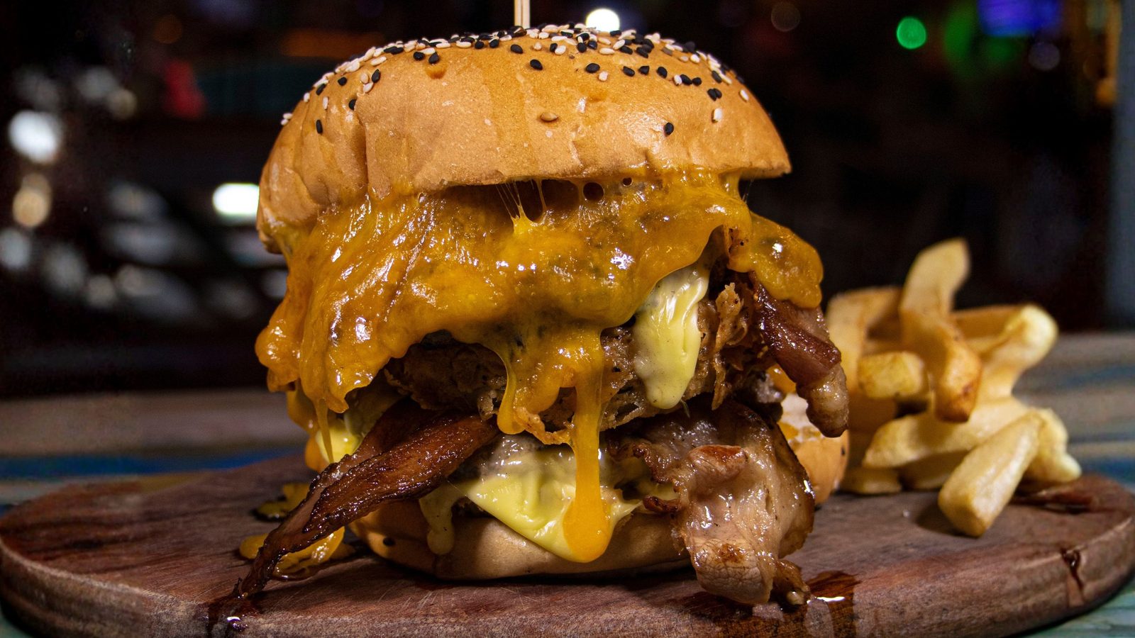 Hamburger Zitla con tocino y queso derretido, la mejor hamburguesa de Zitla Playa en Playa del Carmen