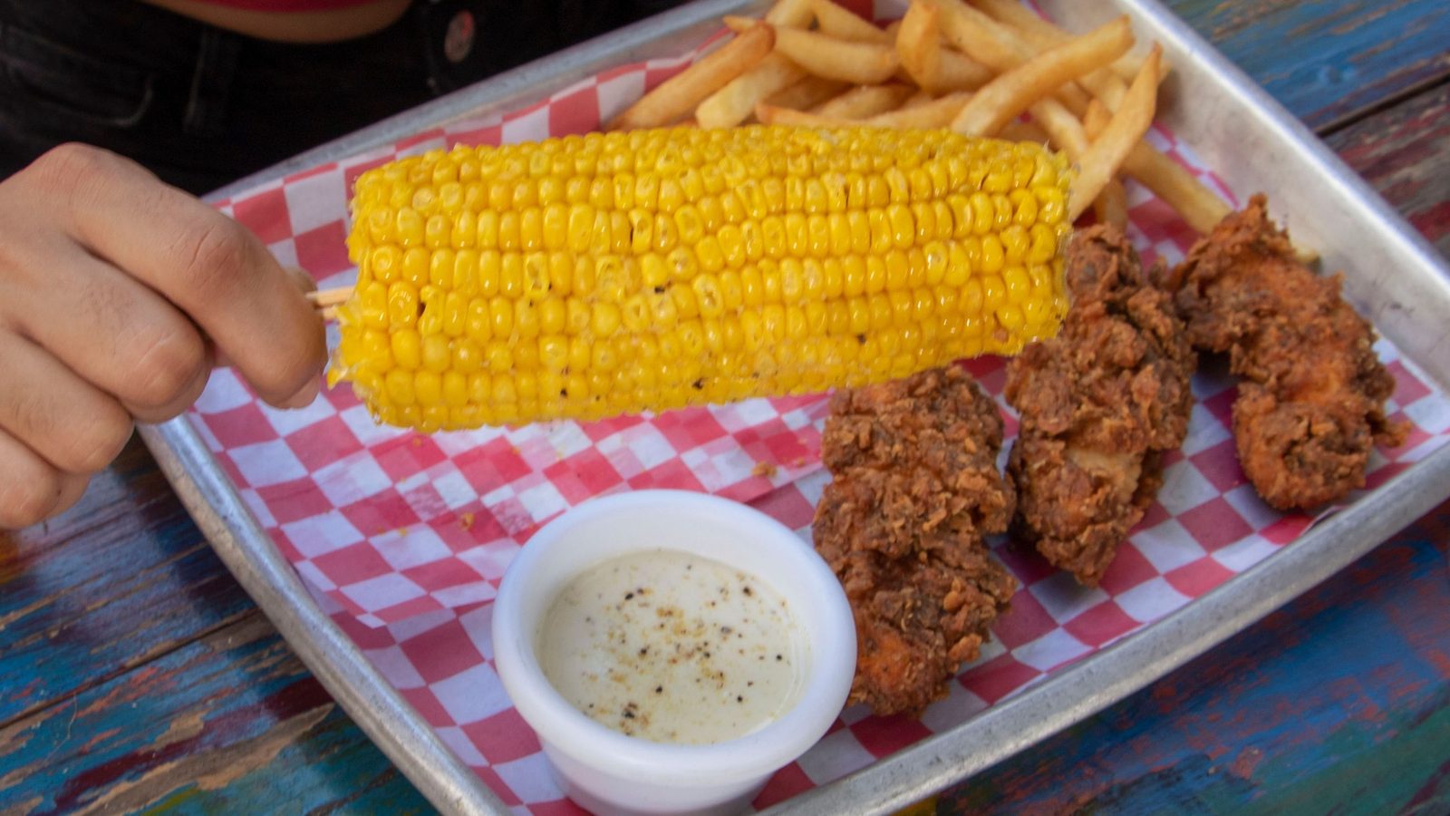 Crispy Tender con elote y papas a la francesa en Zitla Playa, Playa del Carmen