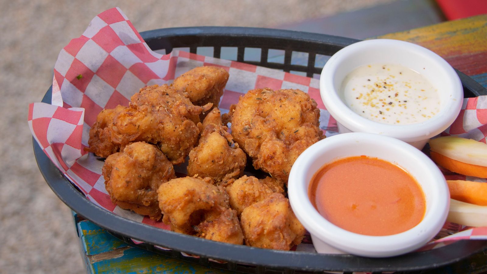Boneless Buffalo Soldiers con salsas de la casa en Zitla Playa, comfort food en Playa del Carmen