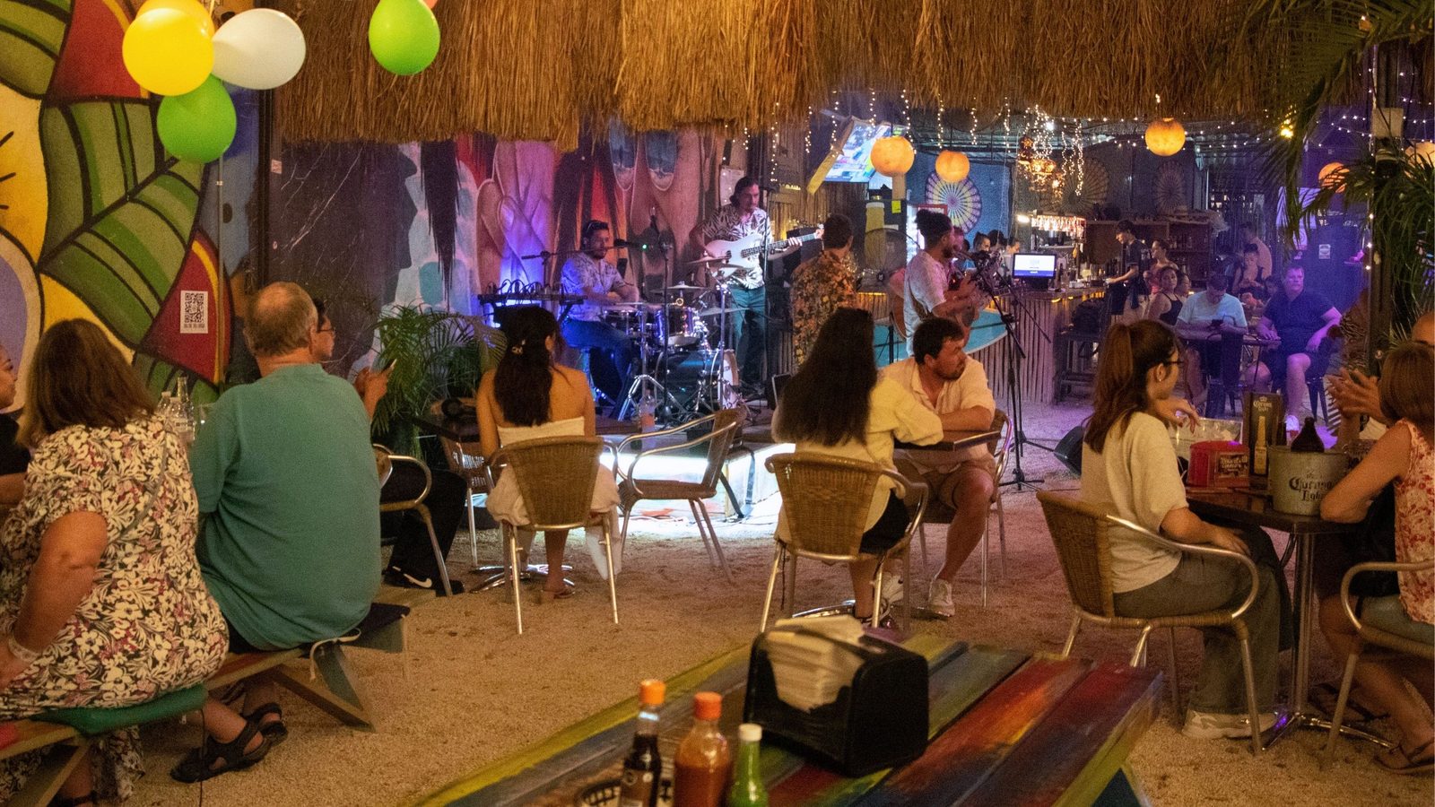 El patio de Zitla Playa de noche con banda y mesas llenas, Playa del Carmen