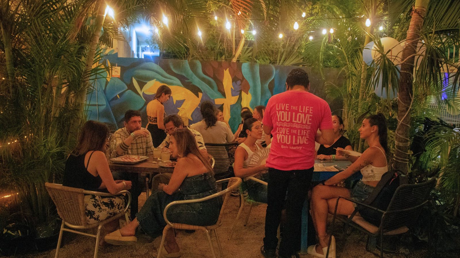 El patio lleno de Zitla Playa de noche, la joya escondida de Playa del Carmen