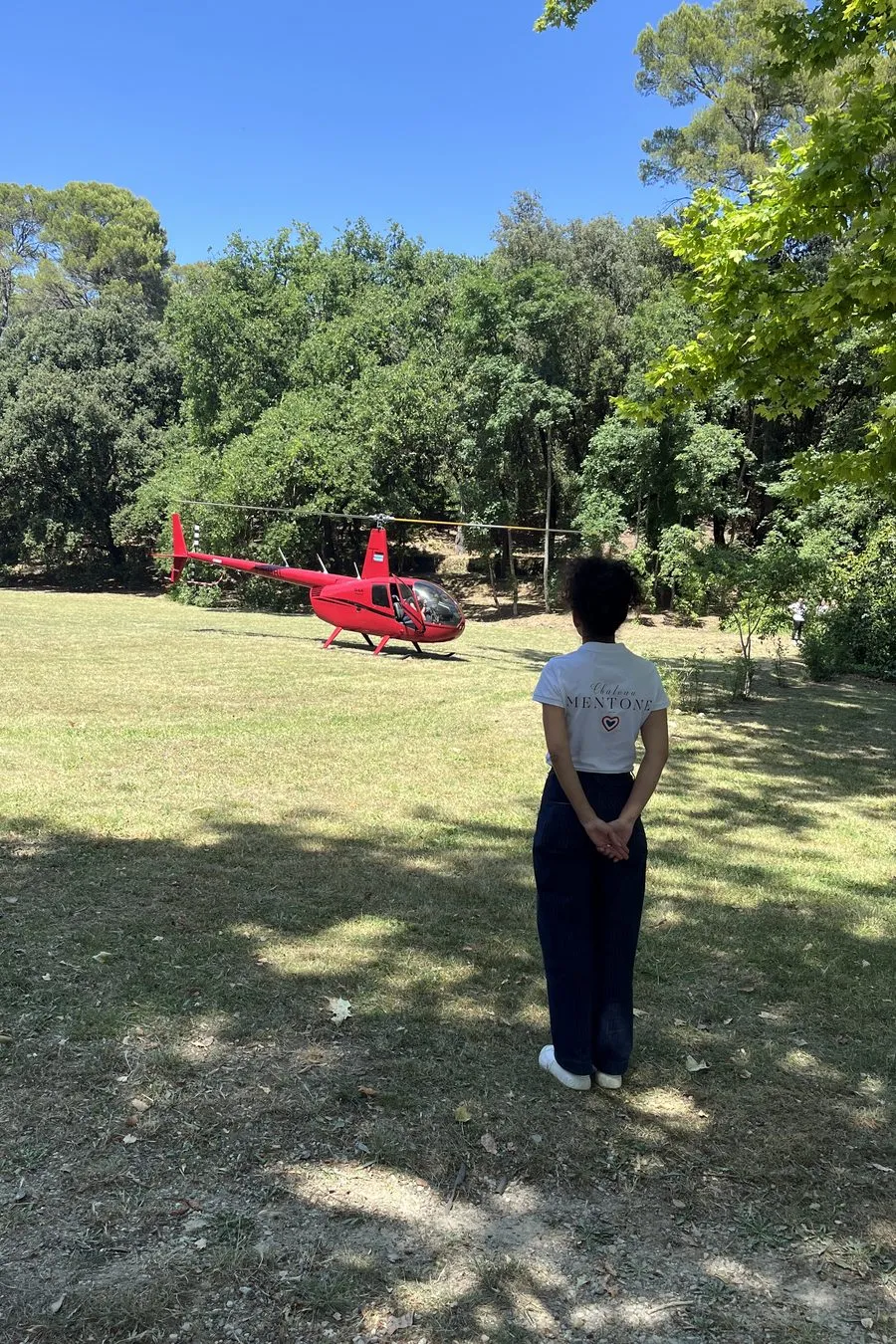 Arrivée en hélicoptère au Château de Mentone, dans le Var