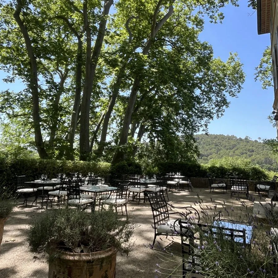 Terrasse dressée sous les platanes au Château de Mentone, dans le Var