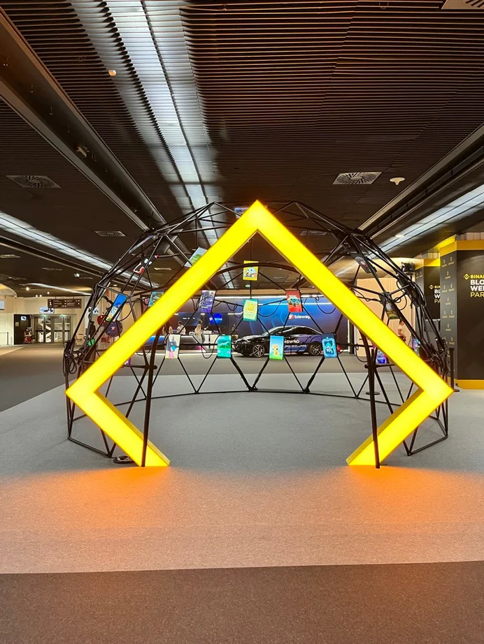 Convention internationale Binance au Palais des Congrès de Paris.
