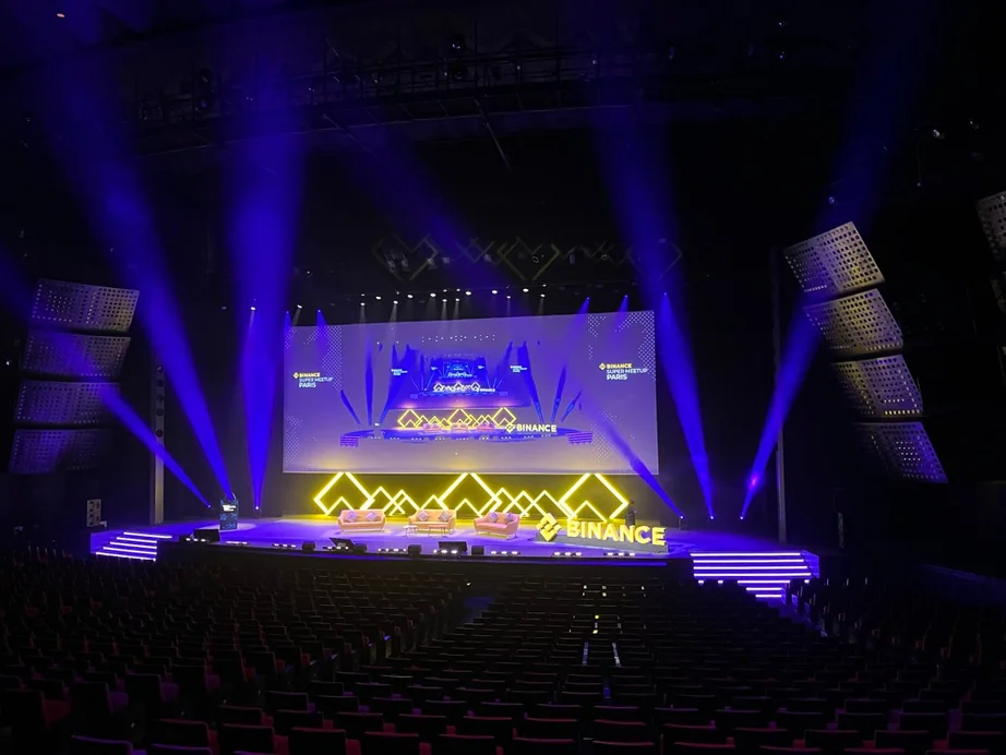 Scène de la convention internationale Binance au Palais des Congrès de Paris.
