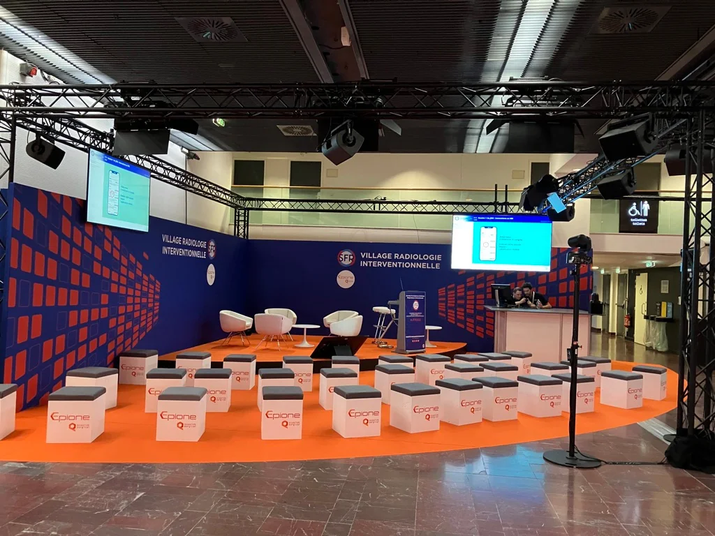Plateau des Journées Francophones de Radiologie au Palais des Congrès de Paris.