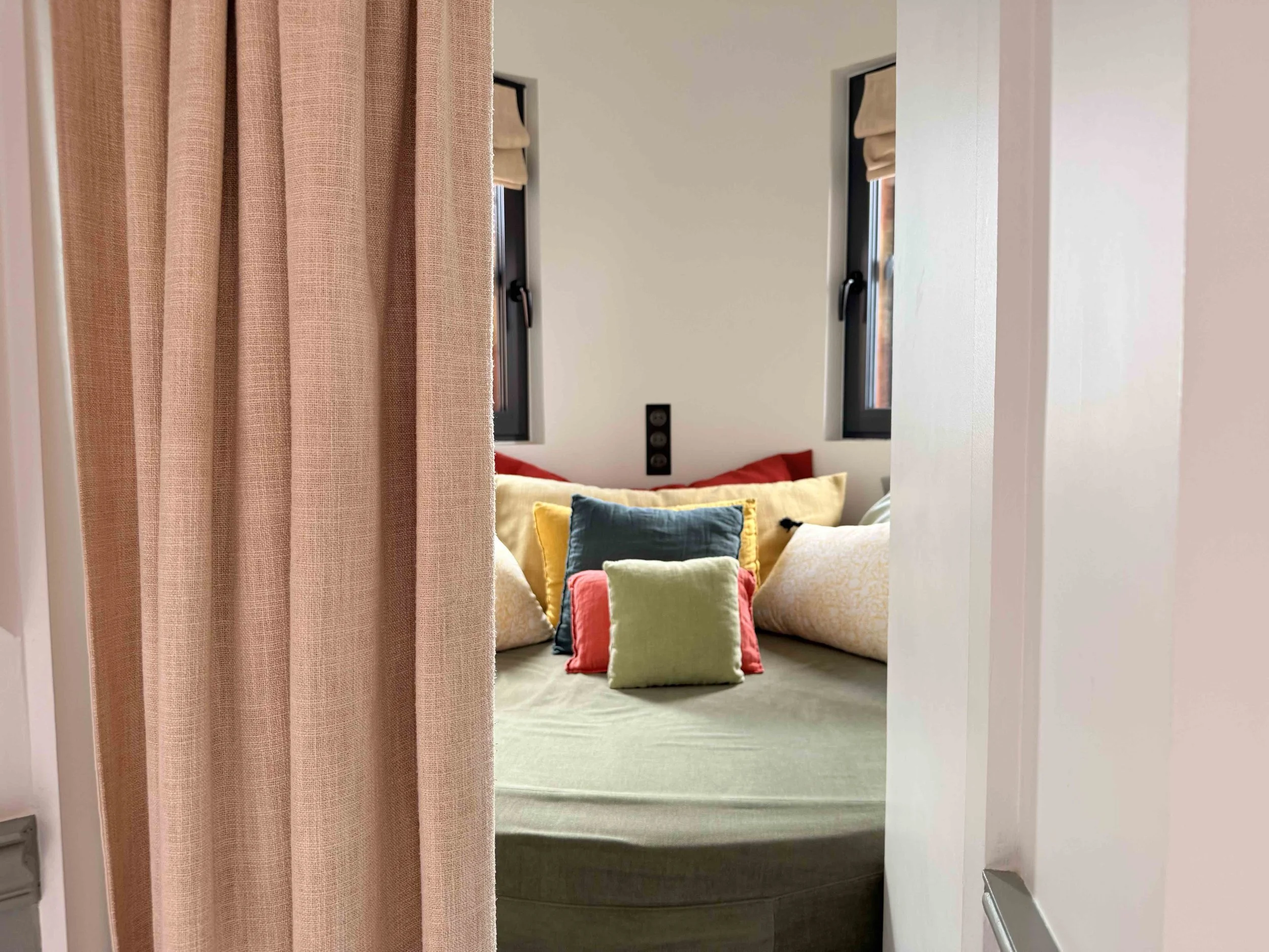  Isn’t this reading nook romantic?! 