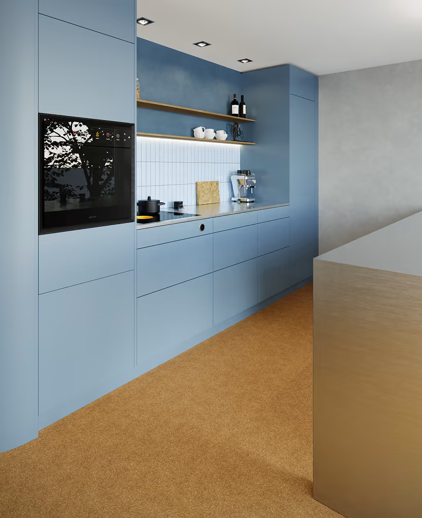 Moderne Küche mit blauen, grifflosen Schränken und Schubladen, integriertem Backofen, Kochfeld und Kaffeemaschine, Wandregale mit Tassen und Weinflaschen, hinterleuchtete weiße Fliesen als Rückwand, brauner Bodenbelag und große Kücheninsel aus Holz im Vordergrund.
