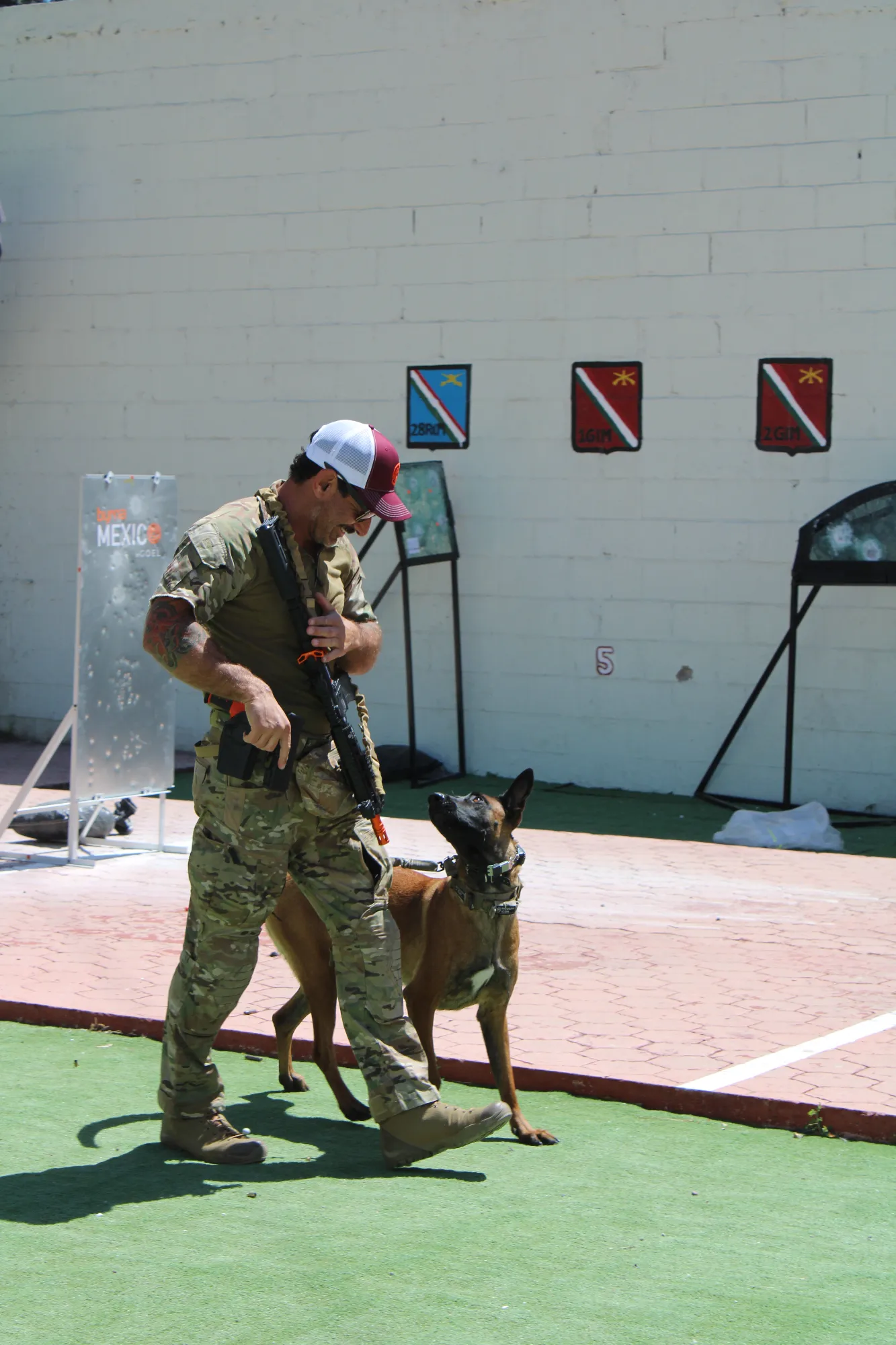 Binomio canino (K9) en entrenamiento de seguridad con su manejador armado