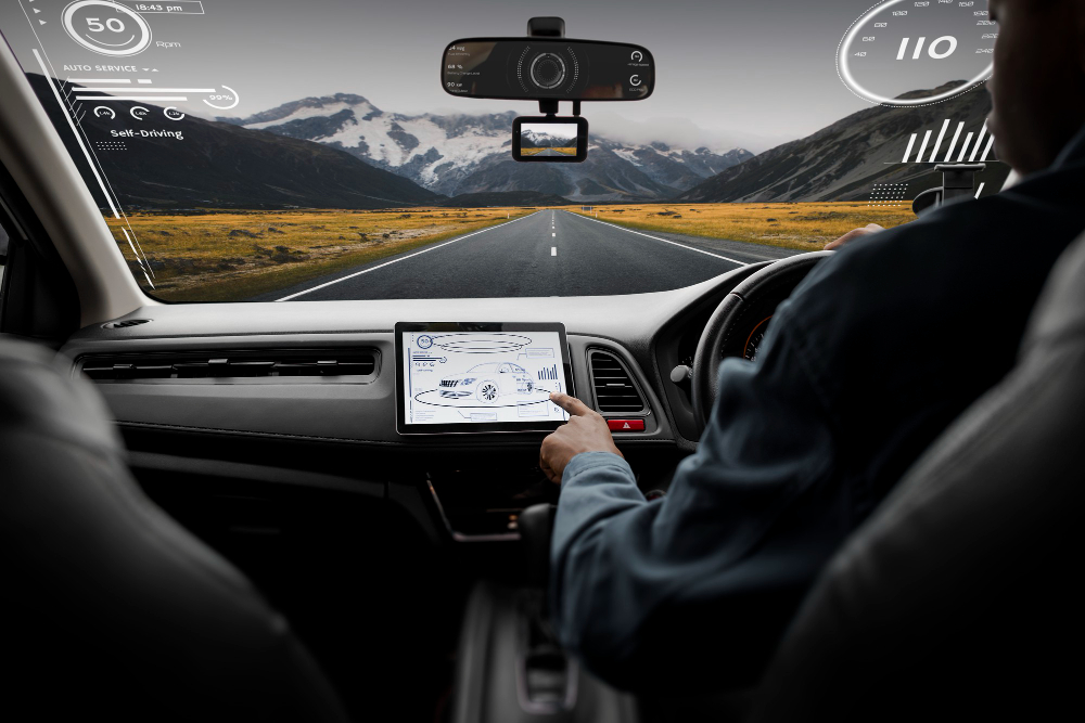 Pantalla de navegación inteligente y velocímetro digital de un automóvil moderno