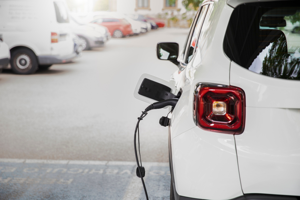 Primer plano de la carga de un auto eléctrico en una estación de carga